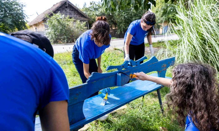 thumbnail Delegația SPOR recondiționează elemente din spațiul public al comunei Jurilovca folosind lazura SPOR VILLA în nuanța Albastru de Delta Dunării jpg