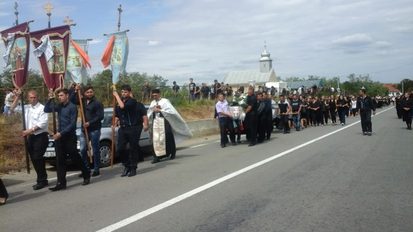 Patru din cei şase tineri au fost înmormântaţi azi în Răteşti. Foto. Adevărul