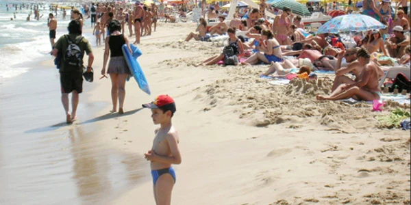 Distracţia pe ţărmul Mediteranei este mai ieftină decât anul trecut