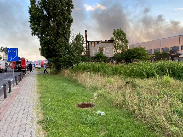 
    Pompierii de la ISU Ilfov intervin pentru lichidarea incendiului FOTO: ISU Ilfov  