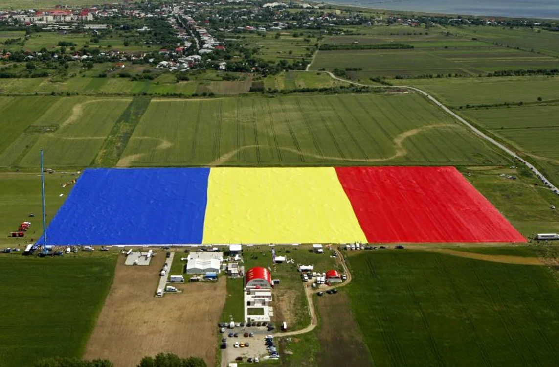 Cel mai mare drapel naţional din lume, expus la aerodromul Clinceni. (Foto: Bogdan Cristel/Reuters)