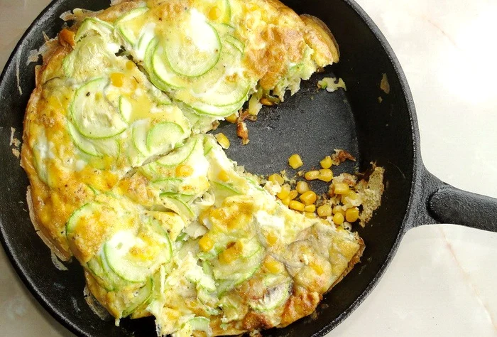 
    Omletă spicy cu dovlecel, porumb şi ardei iute   