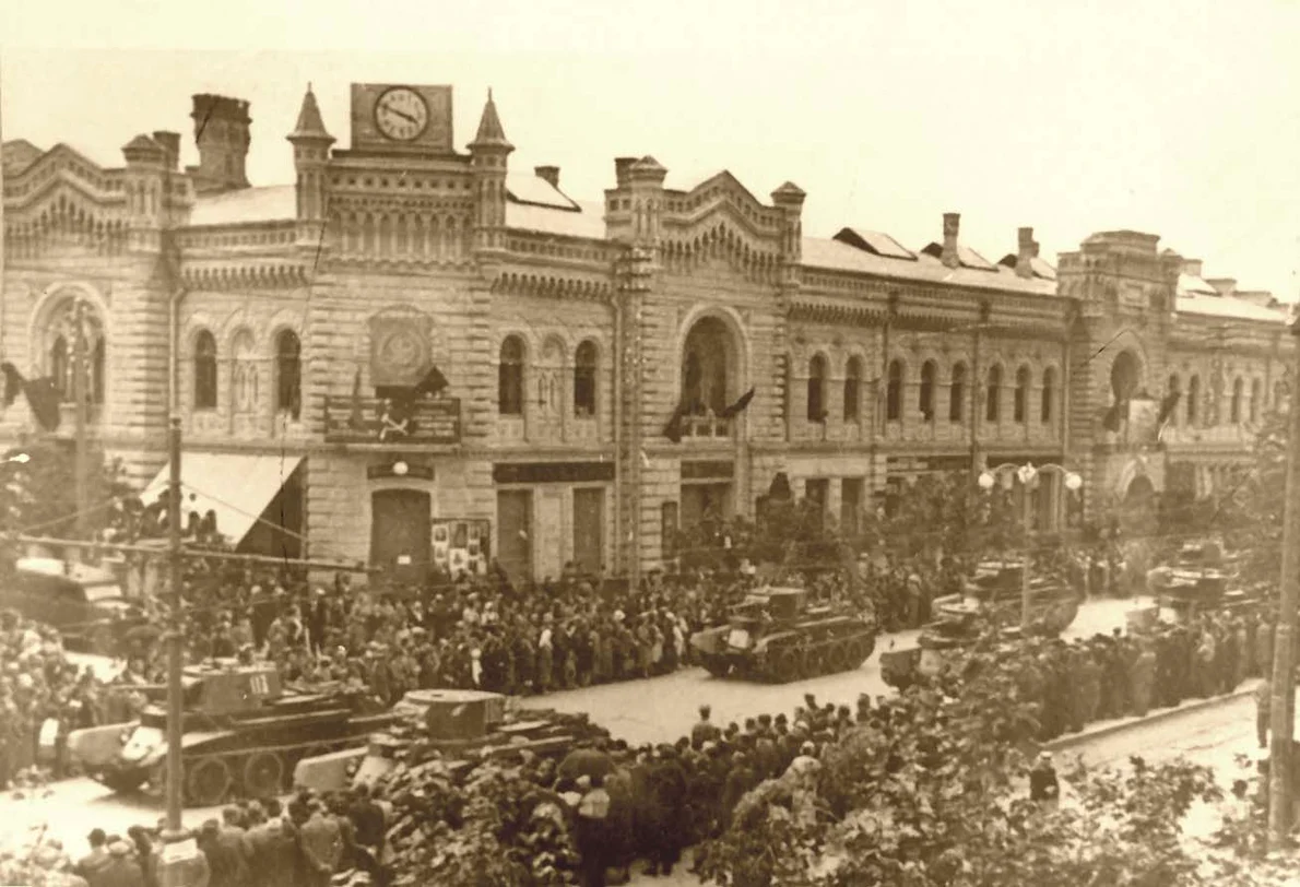 Armata Roșie defilează în Chișinău pe 4 iulie 1940 (© Wikimedia Commons)