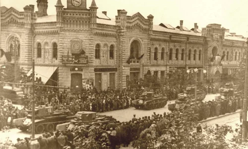 Armata Roșie defilează în Chișinău pe 4 iulie 1940 (© Wikimedia Commons)