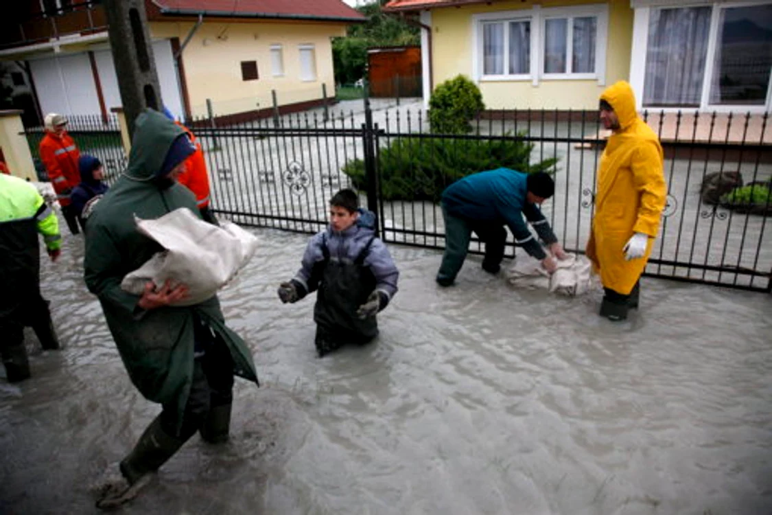
    Vestul Ungariei este sinistrat după trecerea ciclonului Yvette  