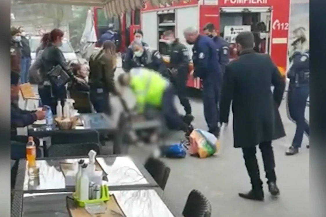Cei doi poliţişti sunt acuzaţi de lovituri cauzatoare de moarte FOTO Captură video