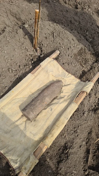 Proiectilul exploziv a fost preluat de pirotehniști FOTO ISU Brăila