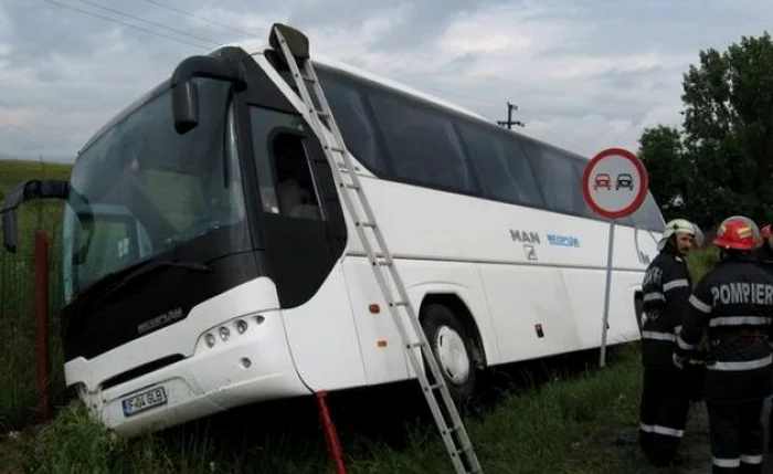 Autocarul a ajuns în şanţ