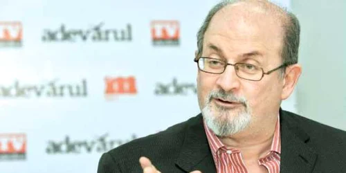 Salman Rushdie, aflat în vizită la redacţia ziarului „Adevărul“, în noiembrie 2009 