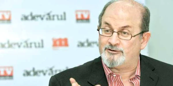 Salman Rushdie, aflat în vizită la redacţia ziarului „Adevărul“, în noiembrie 2009 