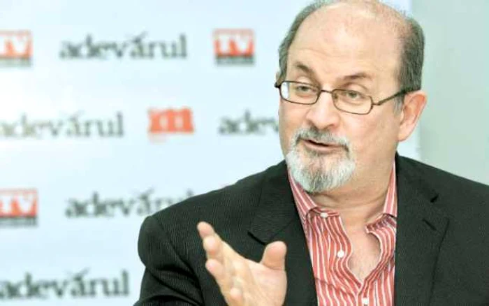 Salman Rushdie, aflat în vizită la redacţia ziarului „Adevărul“, în noiembrie 2009 