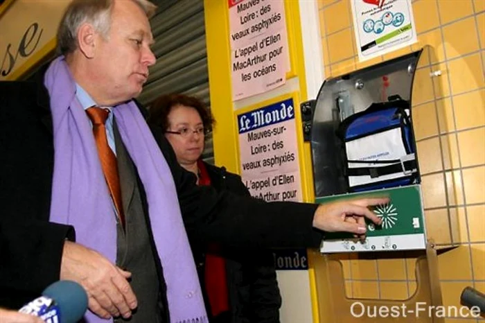 Ca
si locuitorii orasului unde a fost primar 25 de ani, Primul ministru francez nu
stie ca Davila a pornit din Nantes. Aici, Jean-Marc Ayrault pune in functie un
defibrilator in cartierul unde a crescut Carol Davila.