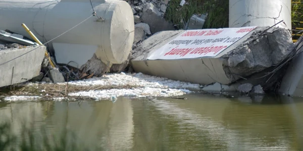 Un pod rutier s-a prăbuşit în Piatra Neamţ. FOTO Inquam Photos - Ionut Corfu