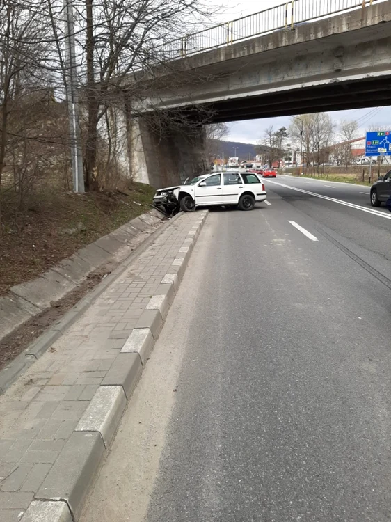 Accident rutier cu trei victime la una dintre intrările în Râmnicu Vâlcea după ce un şofer a pierdut controlul maşina a intrat în copac şi s-a răsturnat