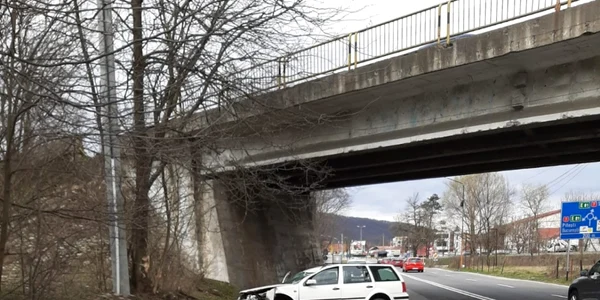 Accident rutier cu trei victime la una dintre intrările în Râmnicu Vâlcea după ce un şofer a pierdut controlul maşina a intrat într-un copac şi s-a răsturnat Foto Adevărul