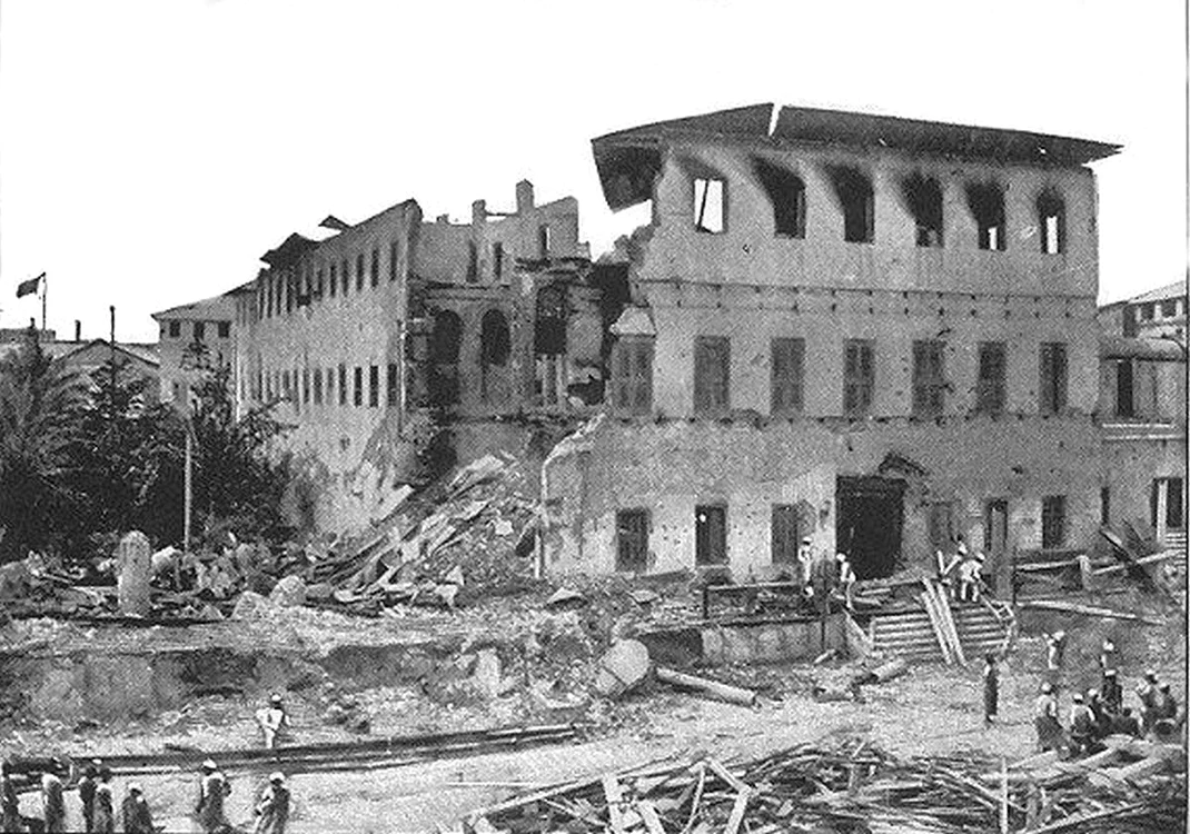 Palatul sultanului, după ce a fost bombardat / foto: wikipedia