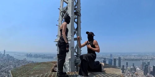 Un cuplu a escaladat ilegal Empire State Building și pentru o cerere în căsătorie. FOTO: Instagram/angela_nikolau