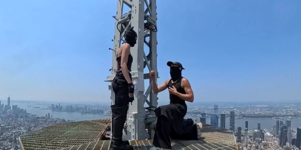 Un cuplu a escaladat ilegal Empire State Building și pentru o cerere în căsătorie. FOTO: Instagram/angela_nikolau