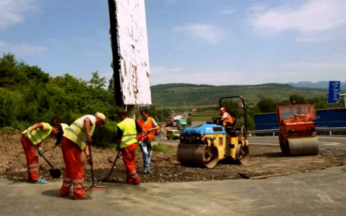 Muncitorii lucrează de zor la repararea carosabilului de la intrarea pe autostradă. D.G.