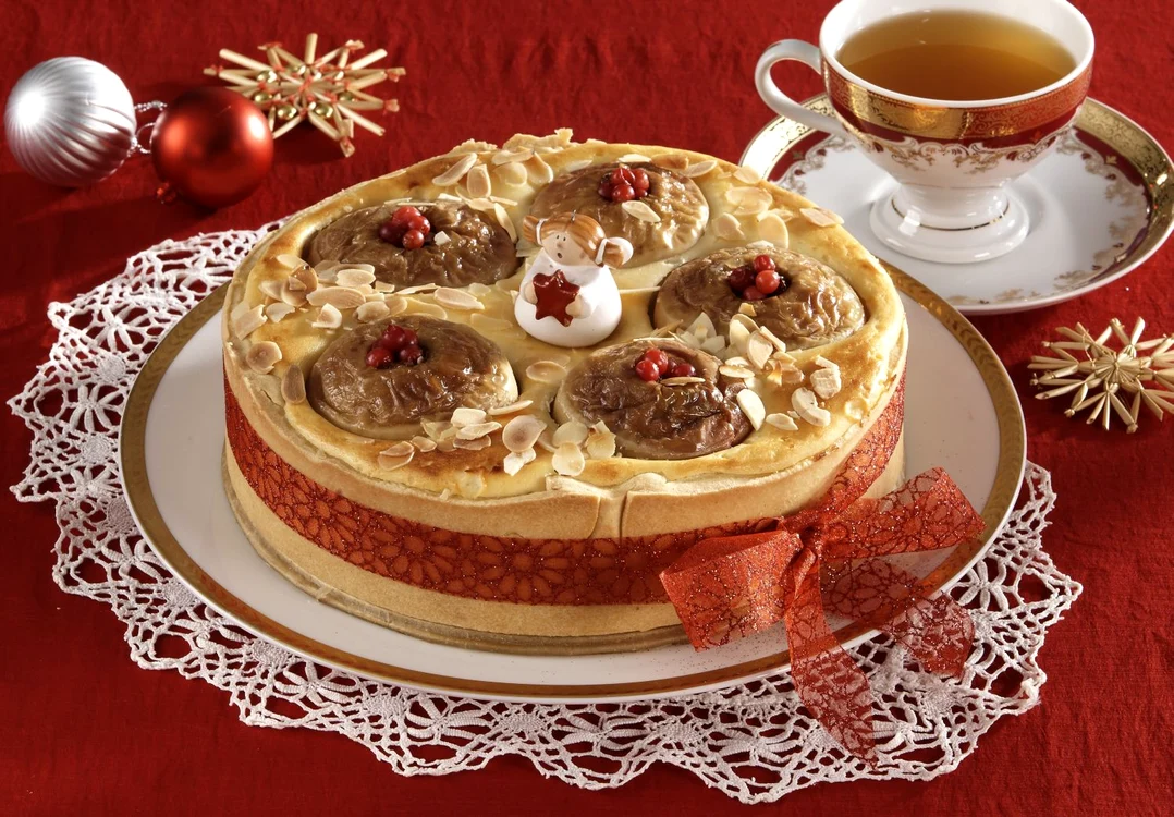 
    Tartă cu mere și brânză  