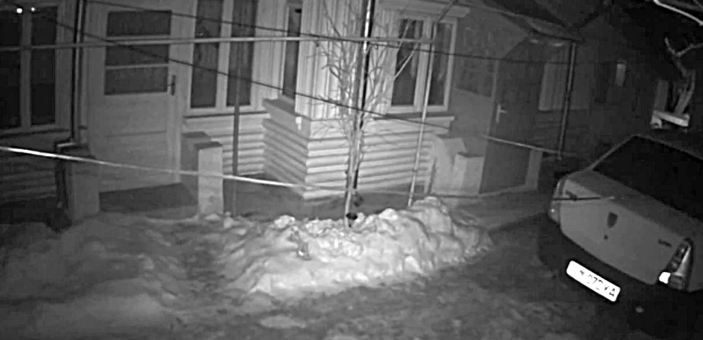 Momentul în care meteoritul trece pe deasupra localității Obrejița (Vrancea) și se oglindește în luneta unei mașini