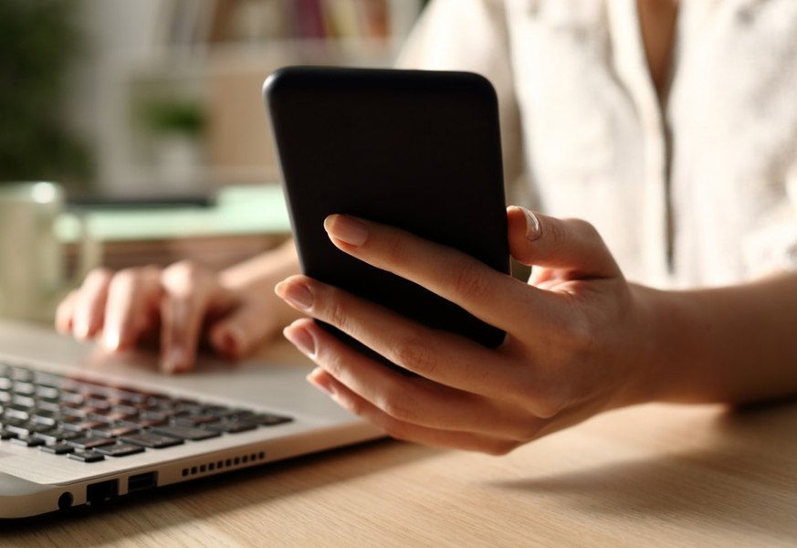 Elevă trimisă în judecată pentru mesaje jignitoare publicate pe aplicațiile Instagram și Tellonym