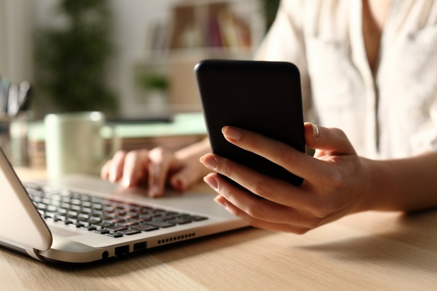 Românii, campioni la stat pe internet. Depăsim cu brio media înregistrată la nivel mondial: „Nu ne dăm seama”