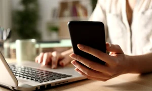 Telefon laptop calculator internet smartphone FOTO Shutterstock