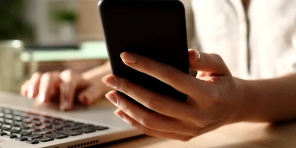 Telefon laptop calculator internet smartphone FOTO Shutterstock