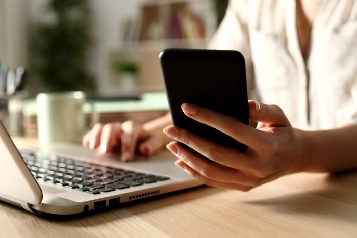 Cum sunt afectați oamenii de internet / Foto: Shutterstock