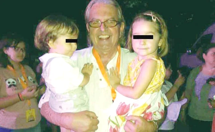Ducu Bertzi este topit după nepoţii Dominic şi Iza