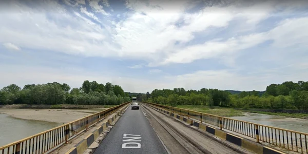 Podul peste Topolog de pe DN7 E81 la graniţa dintre Vâlcea şi Argeş Foto Google Maps