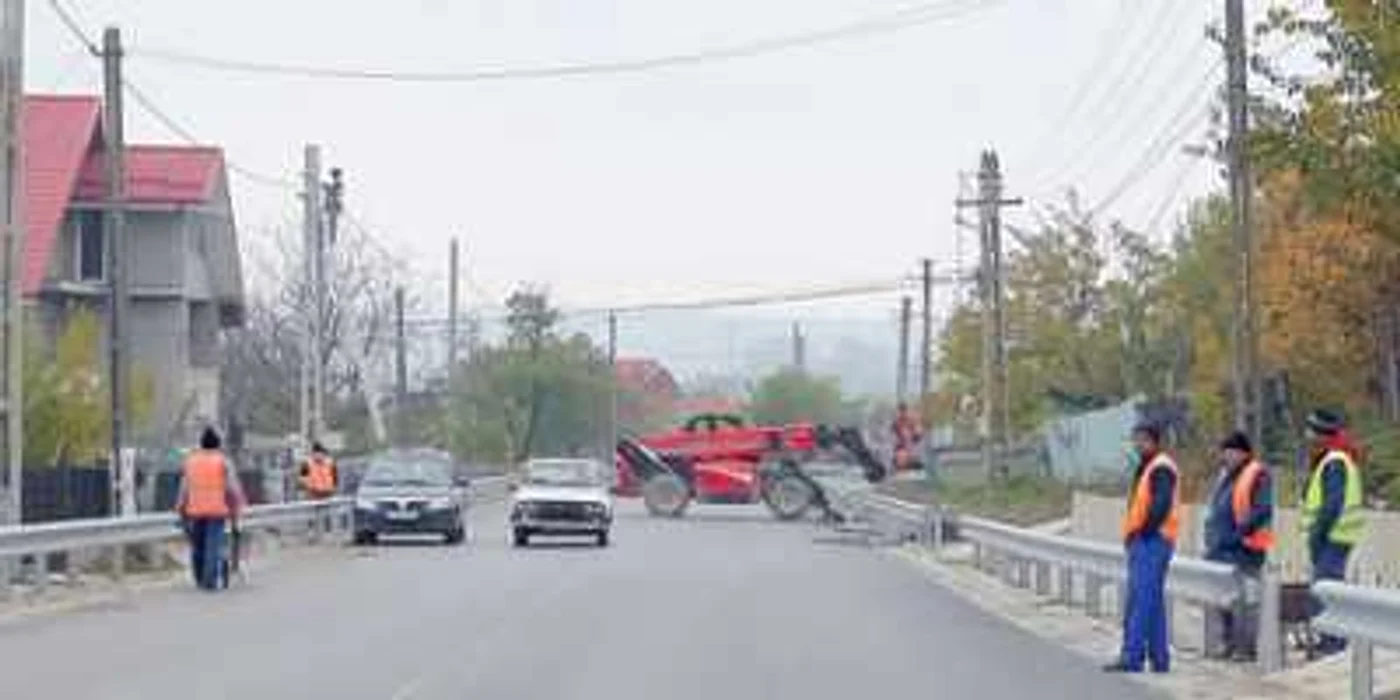 Muncitorii firmei Vega ’93 din Galaţi fac ultimele pregătiri pentru deschiderea primului tronson din şosea