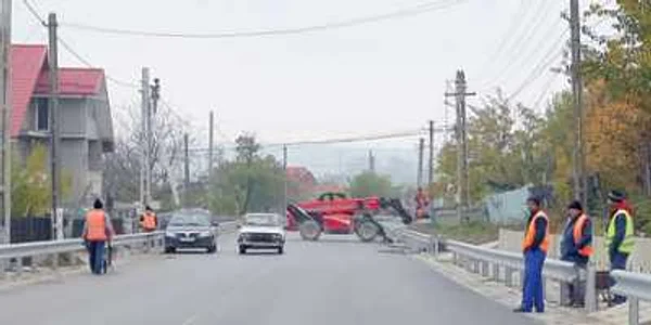 Muncitorii firmei Vega ’93 din Galaţi fac ultimele pregătiri pentru deschiderea primului tronson din şosea