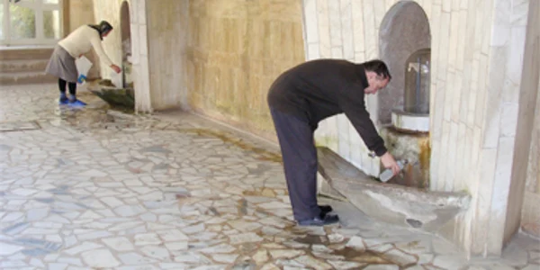 Pensionarii tratează criza în staţiuni
