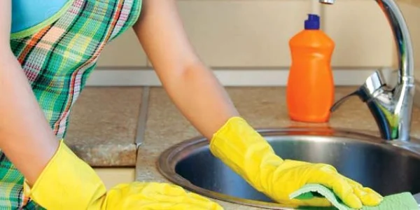 Folosiţi întotdeauna mănuşi şi mască de protecţie atunci când utilizaţi produsele pentru curăţenie