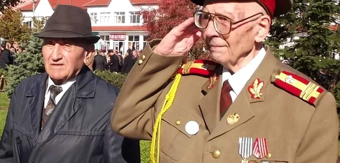 Pentru veteranii de război fiecare participare la Ziua Armatei este, de-acum, o victorie. FOTO: Mirela Ogea