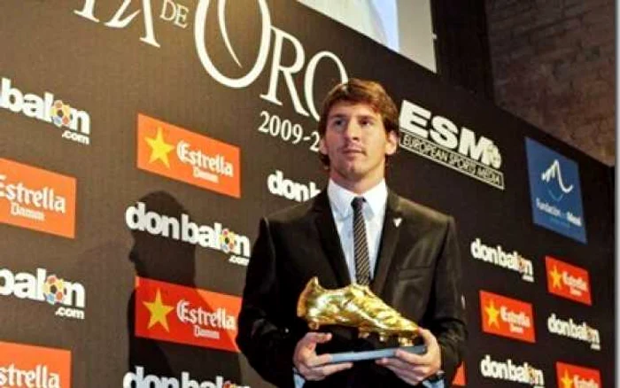 Când a primit Gheata de Aur, luna trecută, la Barcelona, Messi deja purta costumele Dolce & Gabbana sursa: espaciodeportes.com