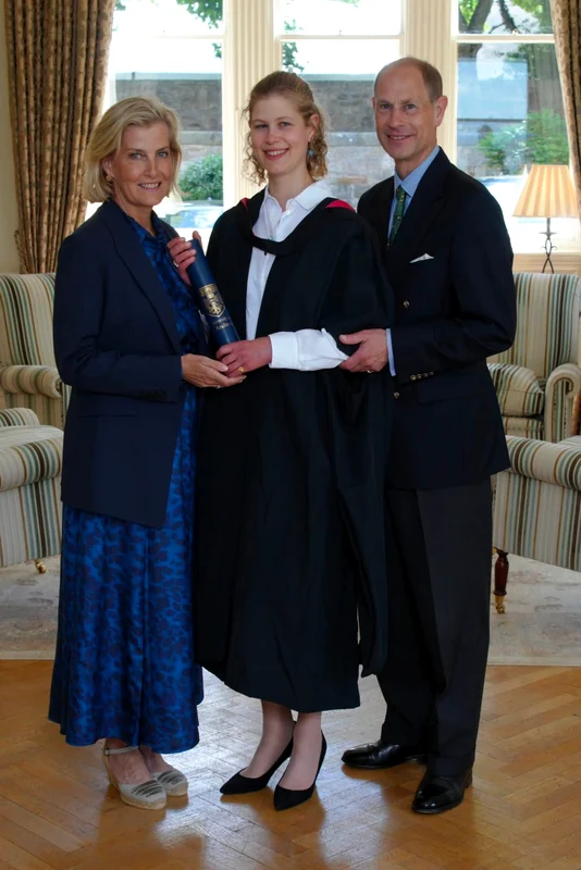 Lady Louise cu părinții săi, Ducesa Sophie și Prințul Edward, la absolvirea facultății St. Andrews. FOTO: St. Andrews via Casa Regală britanică