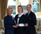 Lady Louise cu părinții săi, Ducesa Sophie și Prințul Edward, la absolvirea facultății St. Andrews. FOTO: St. Andrews via Casa Regală britanică