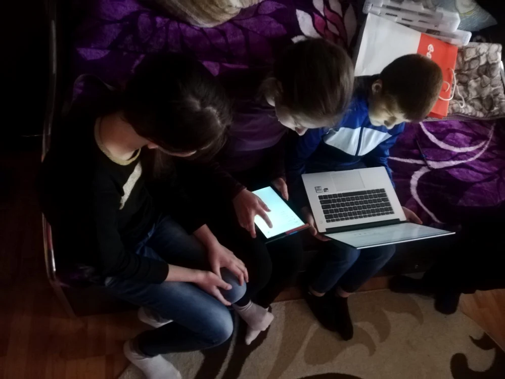 Gabriela a primit laptop, iar frații ei o tabletă 