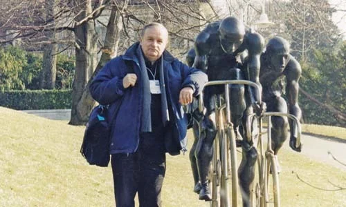Soldado a încercat să l imobilizeze pe un intrus pentru a fi dat stewarzilor, dar a reuşit doar să l dezbrace de tricou jpeg