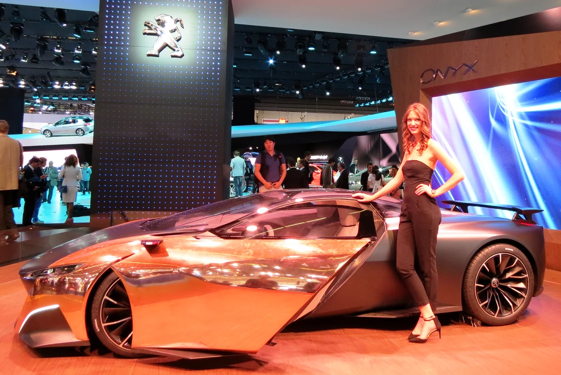 Duelul fotomodelelelor la salonul auto de la Frankfurt