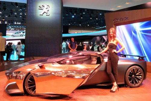 Duelul fotomodelelelor la salonul auto de la Frankfurt