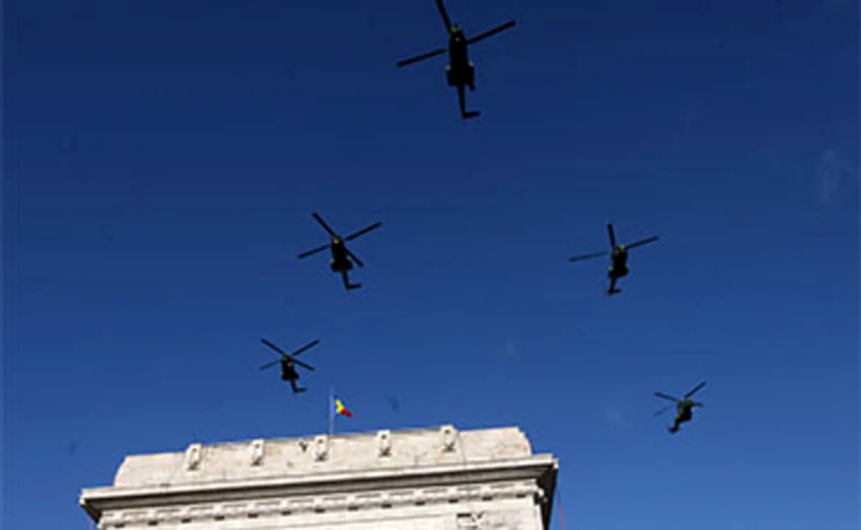 
    Militarii au trecut pe sub Arcul de Triumf  