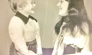 Paul Surugiu, când era copil, alături de  mămica lui jpeg