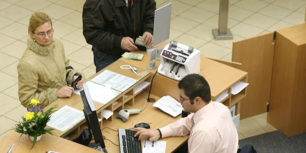 Oamenii îşi plătesc tot mai greu ratele către bănci