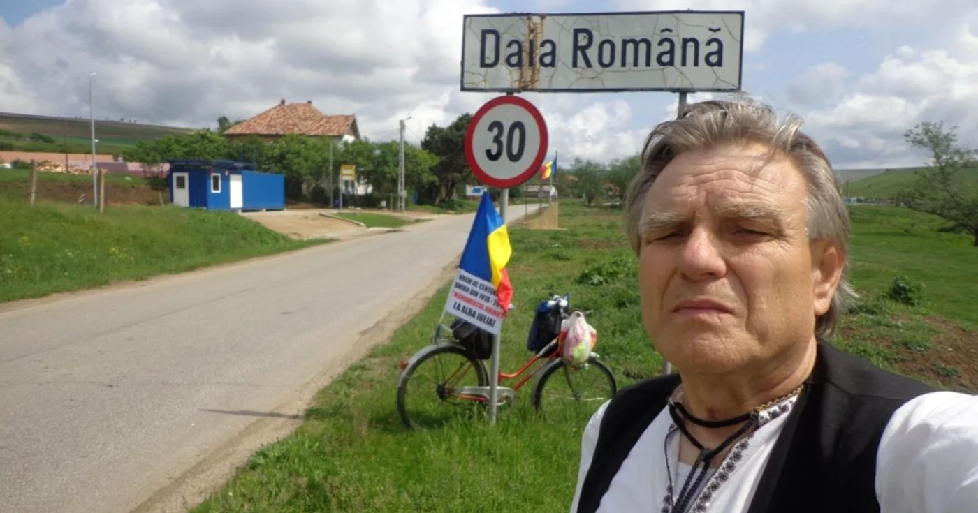 barbat alba bicicleta monument unire