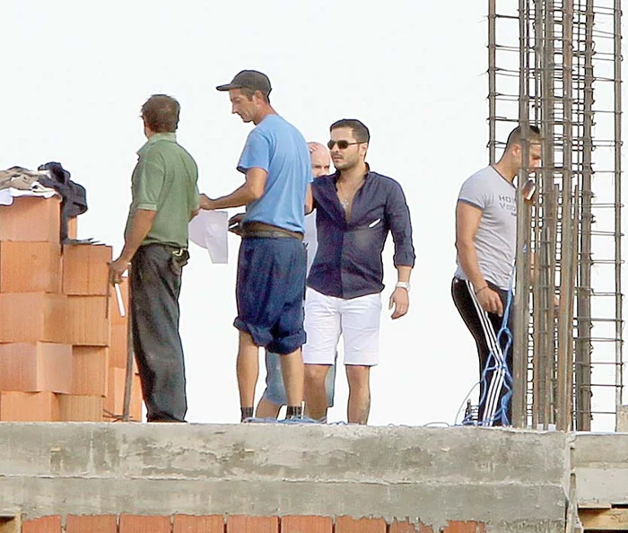 Liviu e tare mândru de noua lui casă, la care trag de zor mai mulţi muncitori