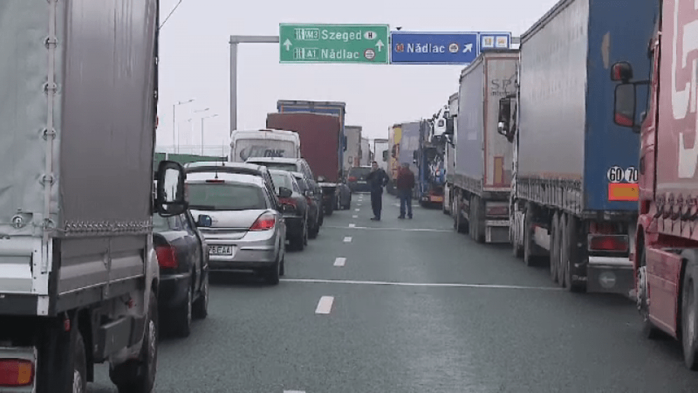 Coloană de camioane de 13 kilometri înainte de frontieră, la Nădlac II. Timpul de așteptare este de minimum cinci ore